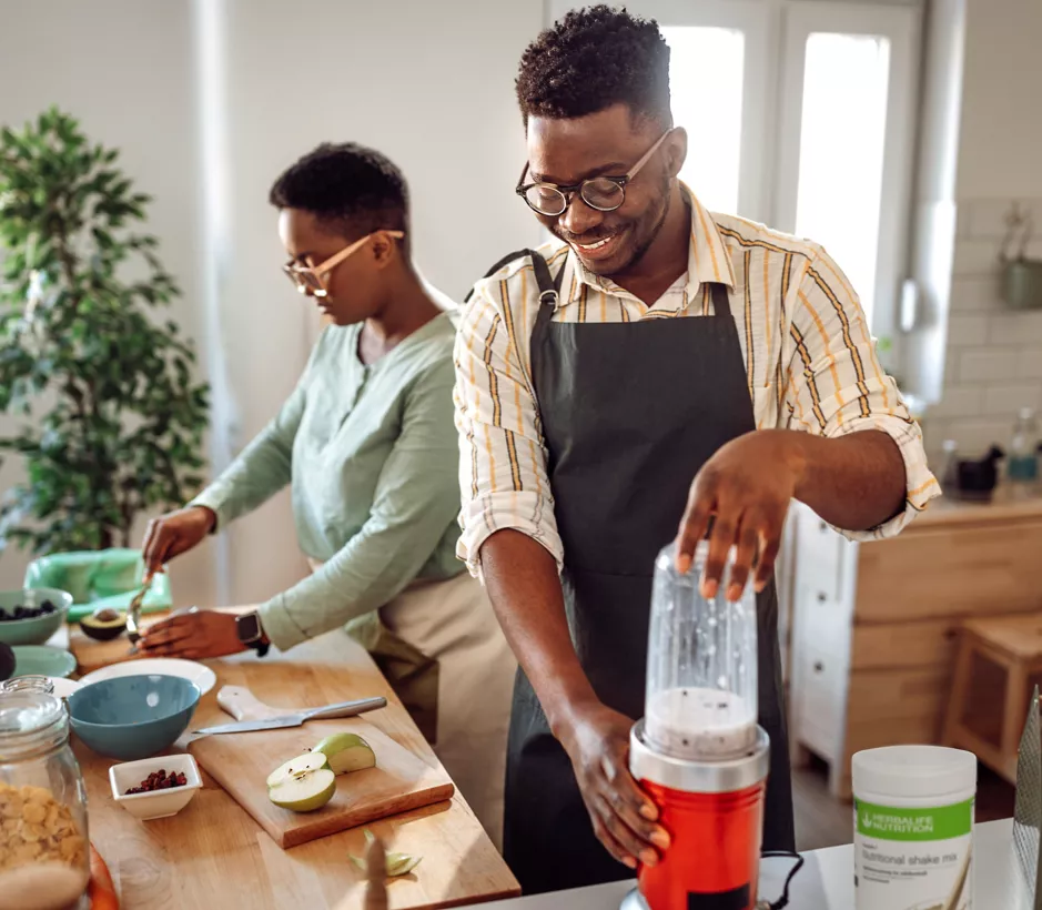 li-couple-blending-shakes-1409268243